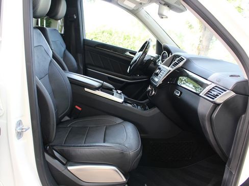 Used 2015 Mercedes-Benz GL 550 4MATIC image 22