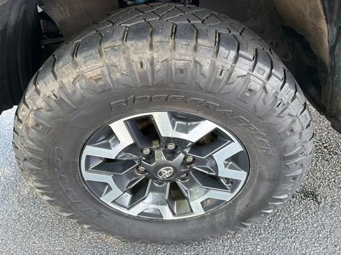 Used 2023 Toyota Tacoma TRD Off-Road w/ Technology Package AWD/4WD image 11