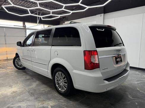 Used 2015 Chrysler Town & Country Touring-L w/ Driver Convenience Group image 3