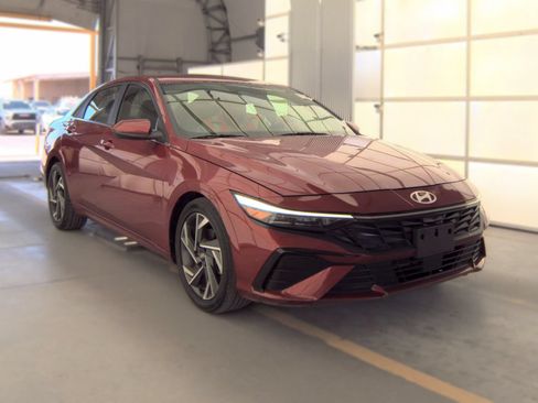 Used 2025 Hyundai Elantra SEL FWD image 2