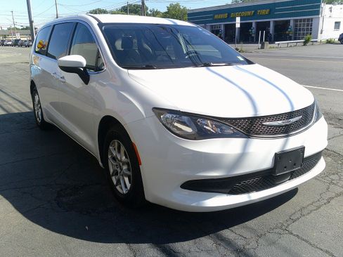 Used 2023 Chrysler Voyager LX FWD image 4