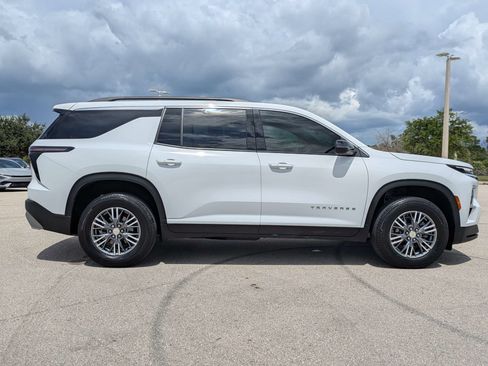 Used 2025 Chevrolet Traverse LT FWD image 3