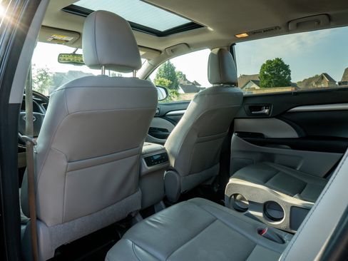 Used 2016 Toyota Highlander XLE AWD/4WD image 14