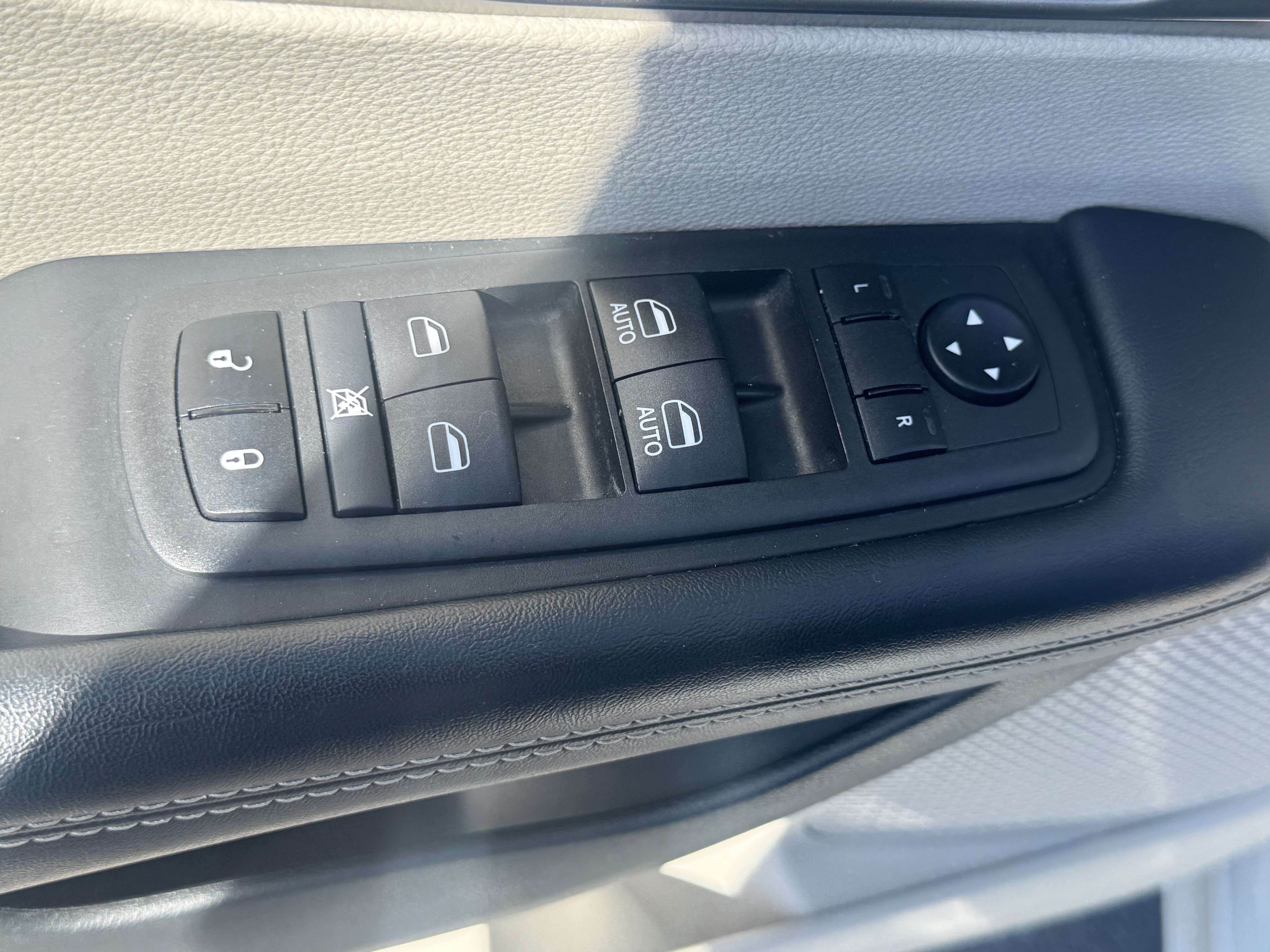 Used 2024 Chrysler Pacifica Touring-L FWD image 17