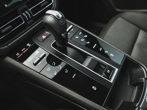 Used 2022 Porsche Macan AWD/4WD image 31
