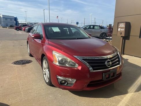 Used 2013 Nissan Altima 3.5 SV w/ Navigation Pkg image 2