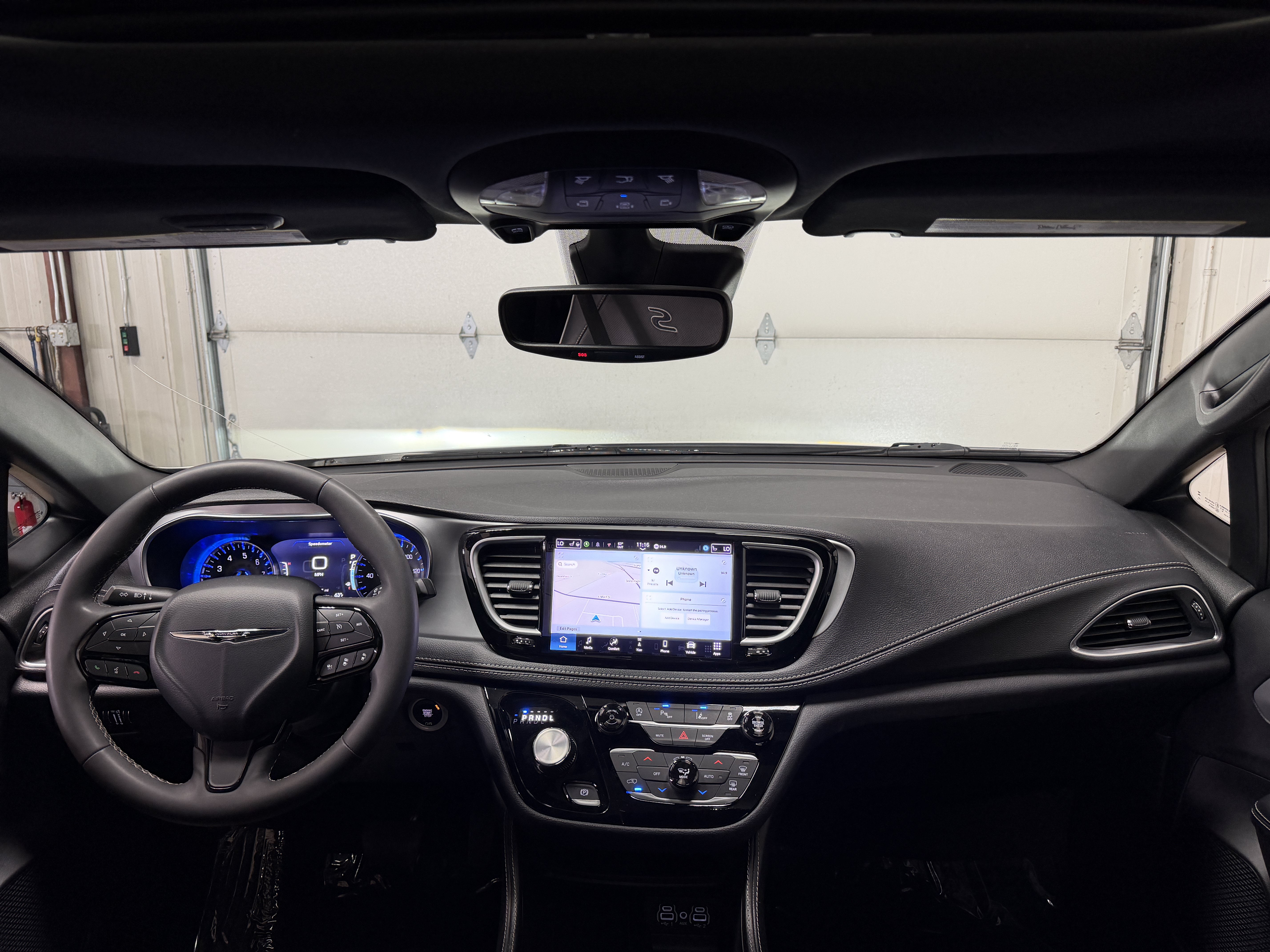 Used 2025 Chrysler Pacifica Limited FWD image 4