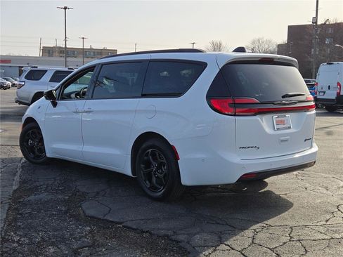 Certified 2025 Chrysler Pacifica Premium image 18