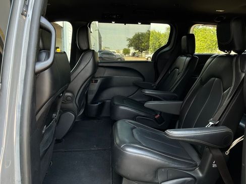 Used 2025 Chrysler Pacifica Select FWD image 12