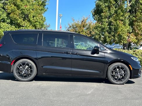 New 2026 Chrysler Pacifica Limited w/ S Appearance Package image 3