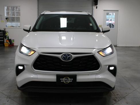 Used 2022 Toyota Highlander XLE image 3