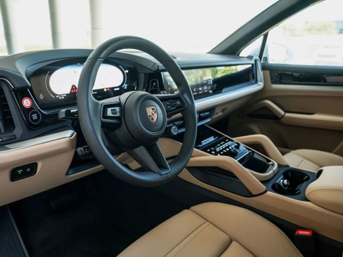 New 2025 Porsche Cayenne image 4