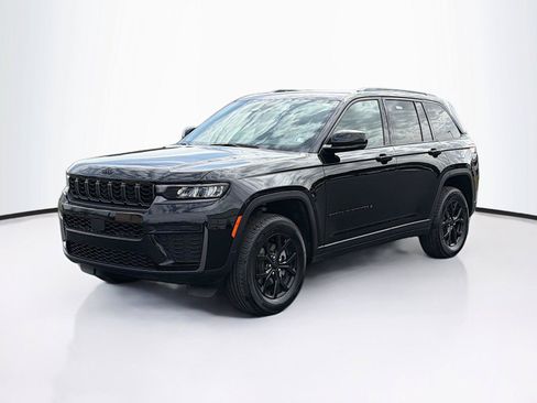 Used 2026 Jeep Grand Cherokee Altitude AWD/4WD image 3