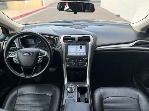 Used 2017 Ford Fusion SE w/ Fusion SE Technology Package image 20