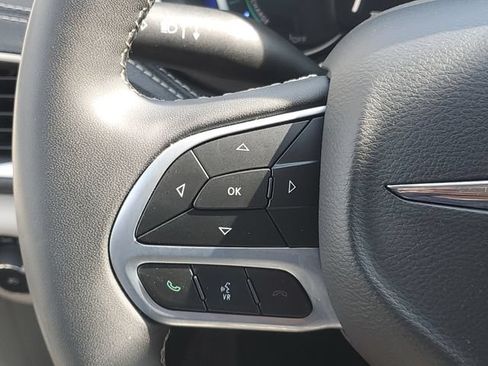 Used 2024 Chrysler Pacifica Limited FWD image 22