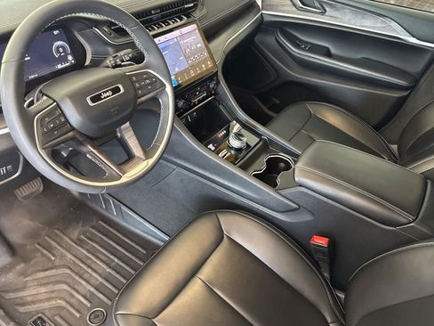 Used 2024 Jeep Grand Cherokee L Limited w/ Black Appearance Package AWD/4WD image 9