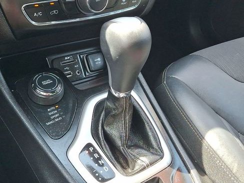 Used 2018 Jeep Cherokee Latitude Plus AWD/4WD image 15