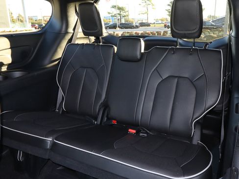 New 2025 Chrysler Pacifica Limited image 17