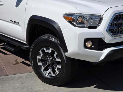 Used 2017 Toyota Tacoma TRD Off-Road w/ Tow Package image 5