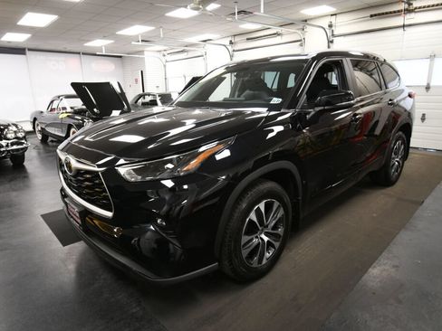 Used 2023 Toyota Highlander XLE AWD/4WD image 3
