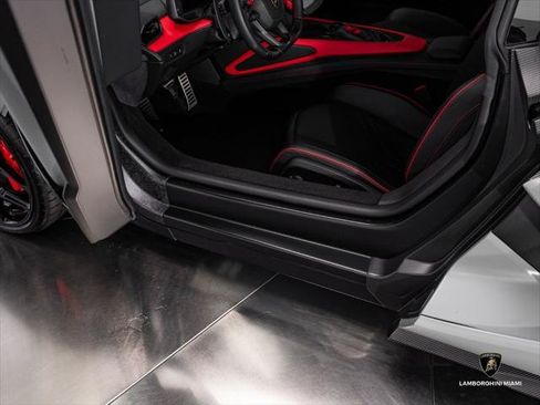 Used 2024 Lamborghini Revuelto AWD/4WD image 38
