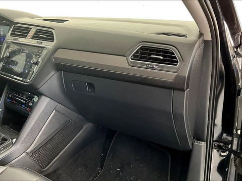 Used 2023 Volkswagen Tiguan SE w/ Panoramic Sunroof Package image 21