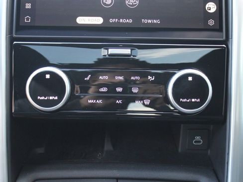 Certified 2025 Land Rover Discovery Dynamic SE image 29