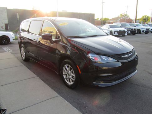 Used 2022 Chrysler Voyager LX FWD image 4