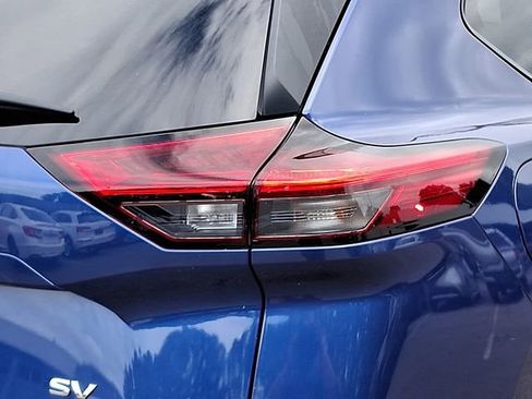 Used 2022 Nissan Rogue SV image 12