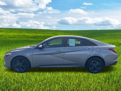 Used 2023 Hyundai Elantra SEL w/ Preferred Accessory Package image 10