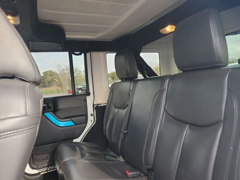 Used 2018 Jeep Wrangler Unlimited Sahara image 25