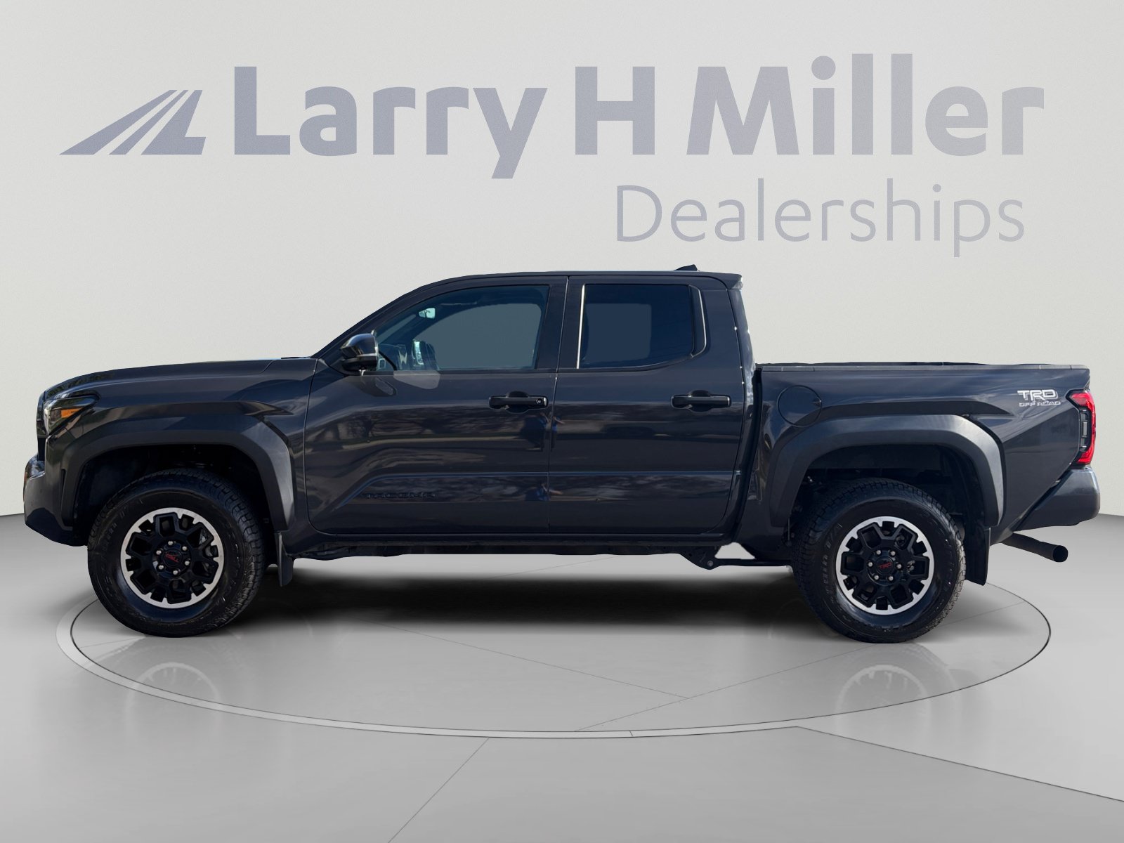 Used 2024 Toyota Tacoma TRD Off-Road w/ TRD Off Road Premium Package AWD/4WD image 2