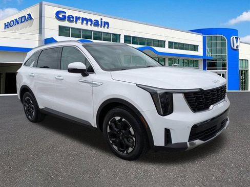 Used 2025 Kia Sorento S w/ Panoramic Sunroof Package FWD image 3