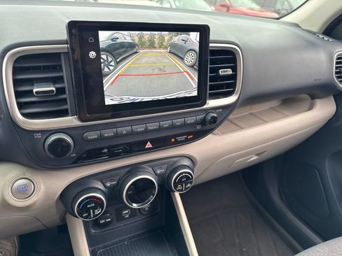 Used 2021 Hyundai Venue FWD image 9