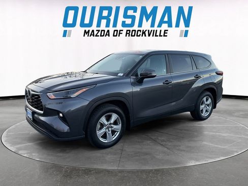 Used 2024 Toyota Highlander LE image 2