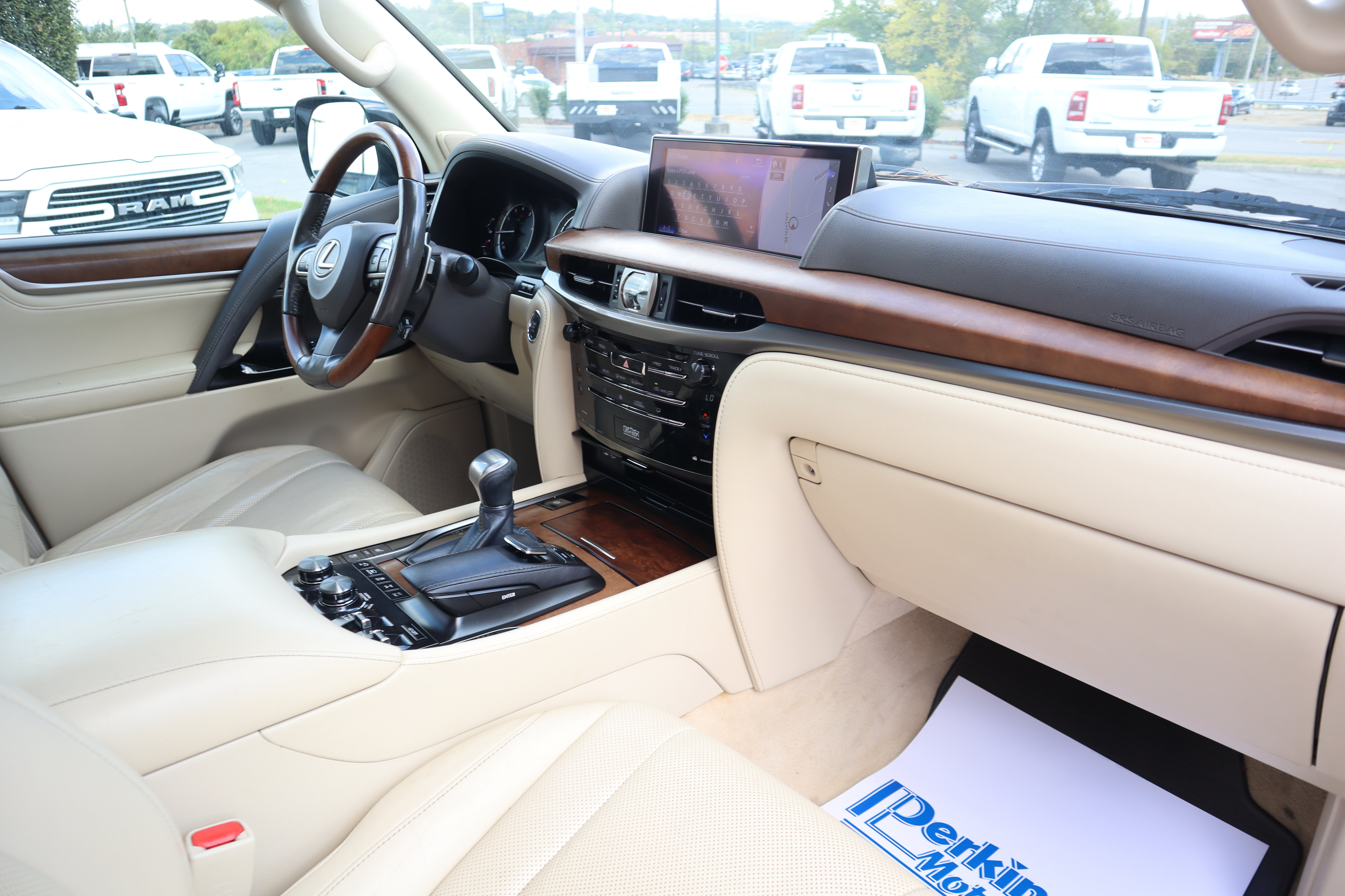 Used 2016 Lexus LX 570 4WD w/ Luxury Package image 33