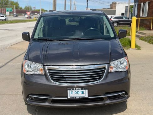 Used 2016 Chrysler Town & Country Touring w/ Driver Convenience Group FWD image 2