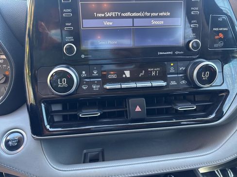 Used 2021 Toyota Highlander LE image 33