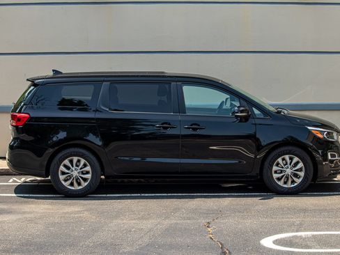 Used 2020 Kia Sedona LX FWD image 11