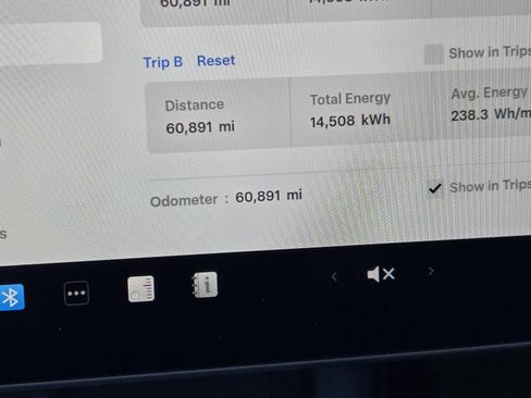 Used 2024 Tesla Model Y 2WD image 13