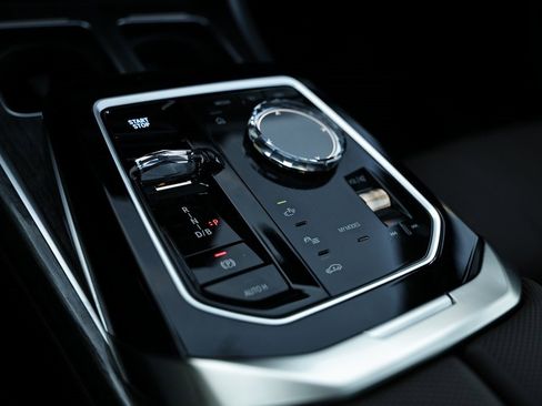 Used 2025 BMW i7 eDrive50 w/ Premium Package image 40