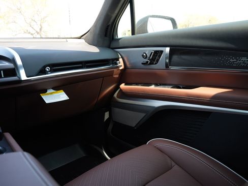 New 2026 Cadillac Vistiq Platinum w/ LPO, Floor Liner Package image 8