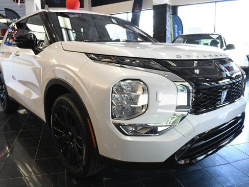 New 2026 Mitsubishi Outlander LE AWD/4WD image 3