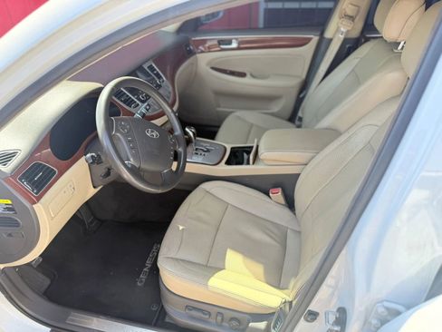 Used 2012 Hyundai Genesis 3.8 RWD image 6