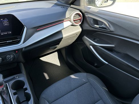 Used 2024 Chevrolet Trax RS w/ Sunroof Package image 16