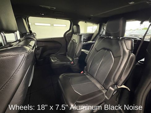 Used 2018 Chrysler Pacifica Touring-L Plus w/ S Appearance Package FWD image 21