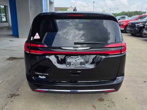 Used 2024 Chrysler Pacifica Touring-L image 4