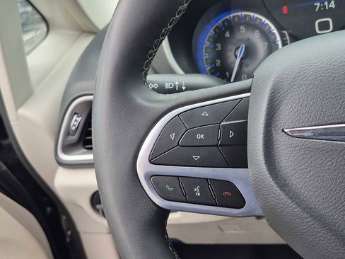 Used 2023 Chrysler Pacifica Touring-L FWD image 26