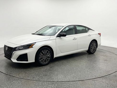 Used 2025 Nissan Altima 2.5 SV image 3
