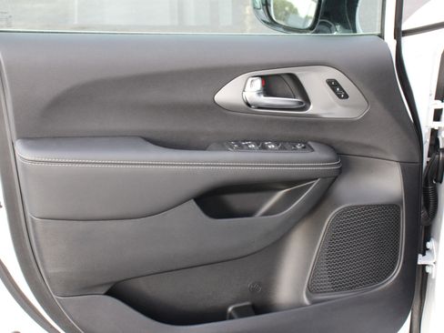 New 2026 Chrysler Pacifica Select image 6